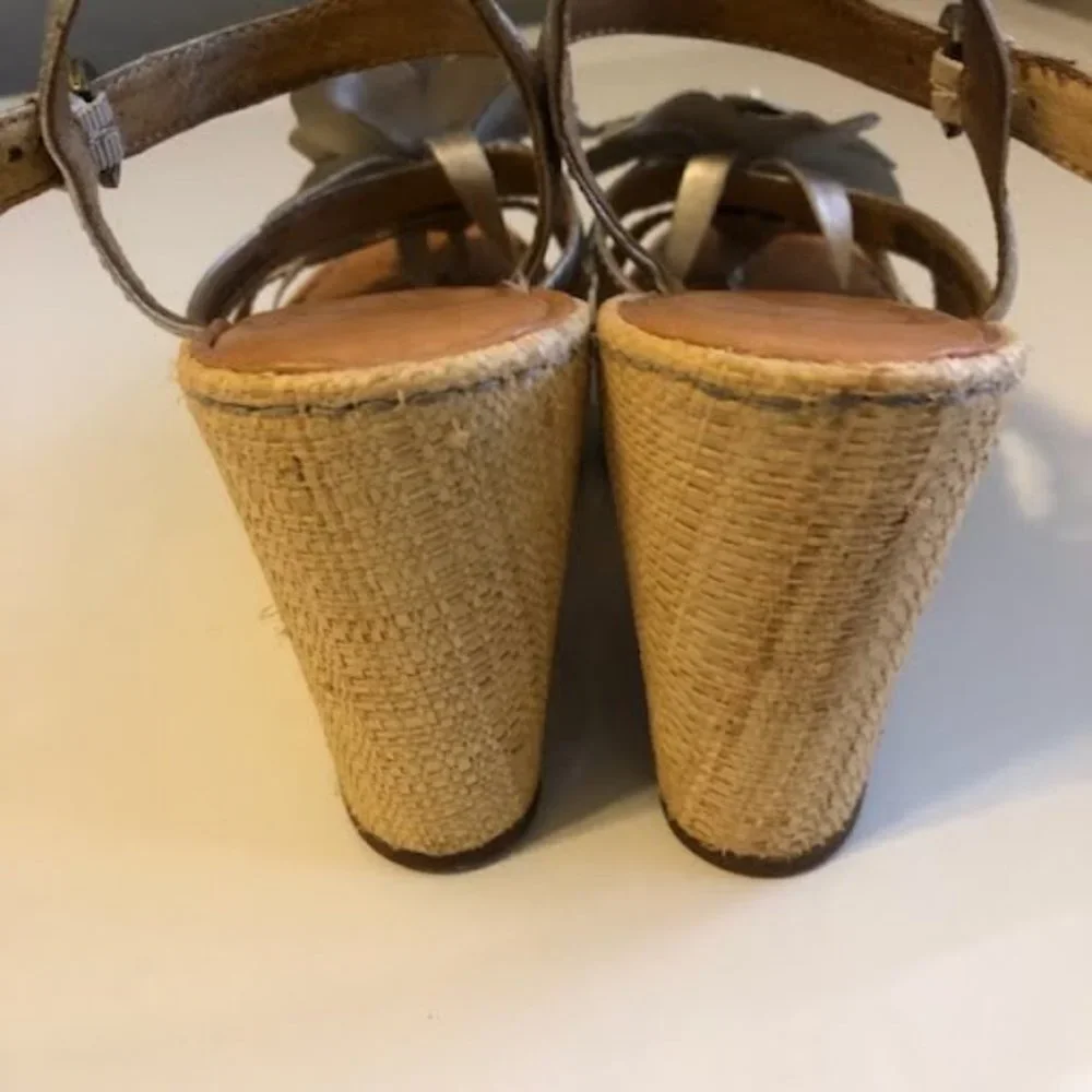 BORN Miss Panna Cotta Flower Silver Leather 4.5”H Wedge Espadrille Sandals 7.5